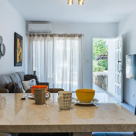 Modern One - Bedroom At Lighthouse - Paphos Апартаменты